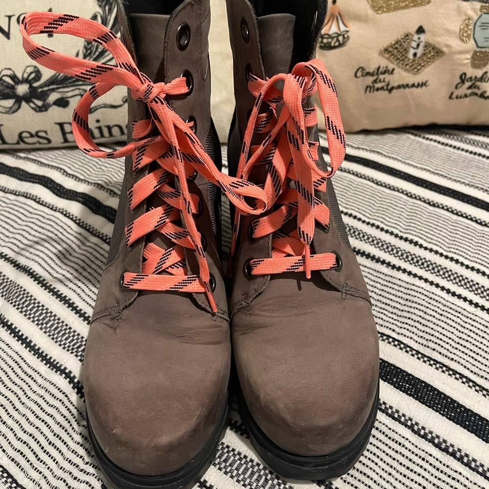 Sorel Joan of Arctic Wedge Lexie Lace Up Boot Quarry Black Size 8.5 Gently Worn